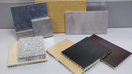 Prägeartige Oberflächenaluminiumbienenwaben-Platte